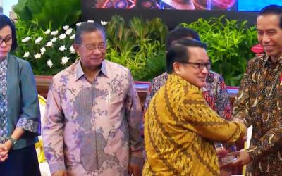 Prof. Johannes Gunawan Raih Penghargaan sebagai Tokoh Inspiratif di Bidang Jasa Keuangan